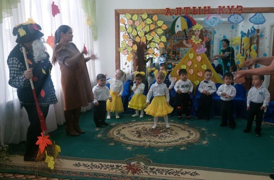 Праздник в младшей группе «Осень золотая в гости к нам пришла»