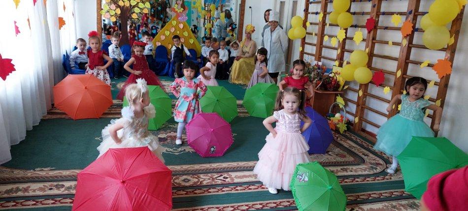 Утренники средних групп "Ласточка" и "Колокольчики" на тему «Золотая осень!»