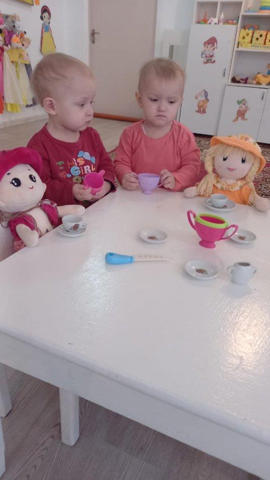 Сюжетно-ролевая игра «Угостим куклу чаем»